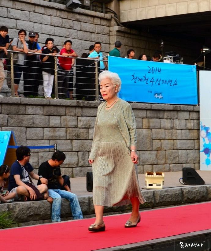 韩举办老年时装秀 87岁老奶奶登台被赞最美模