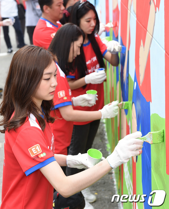 金妍儿红衣出镜 手绘壁画为韩国队助威加油（组图）