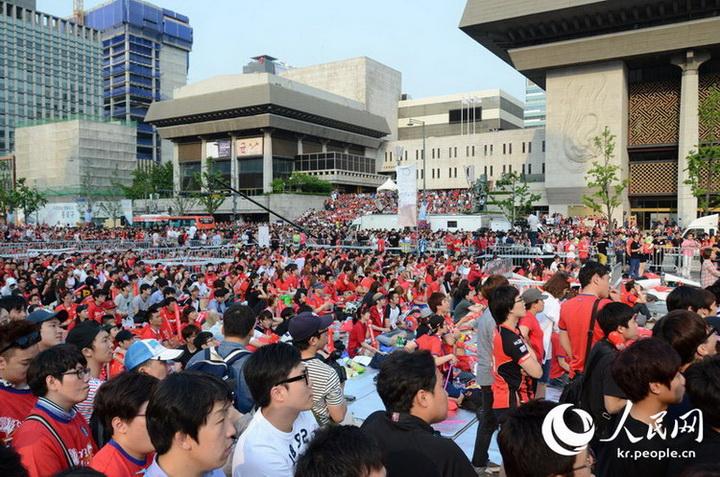 万名首尔市民齐聚光化门广场为韩国足球队加油助威（组图）