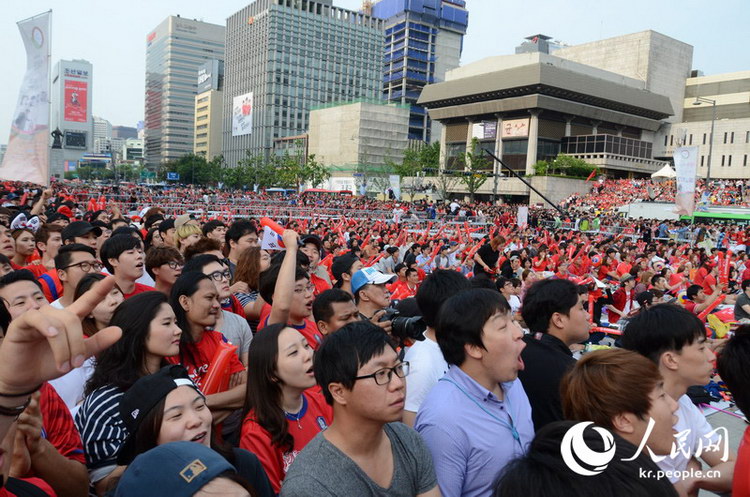 万名首尔市民齐聚光化门广场为韩国足球队加油助威（组图）