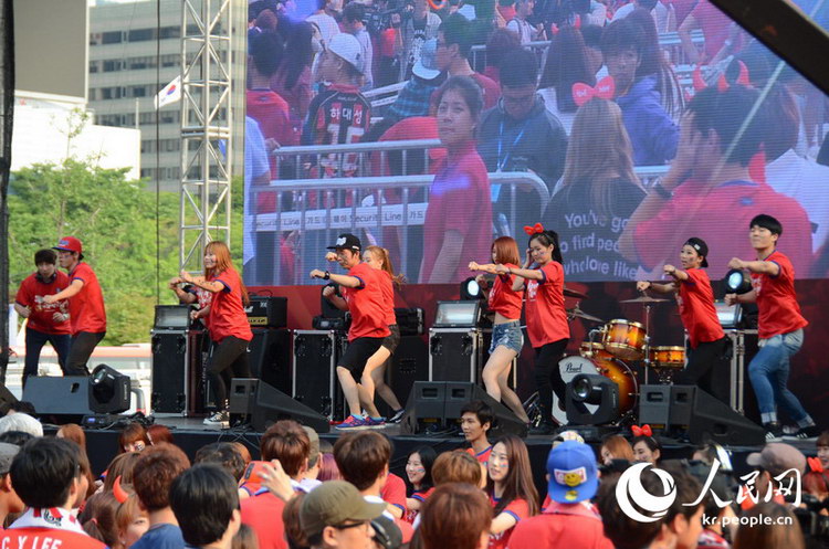 万名首尔市民齐聚光化门广场为韩国足球队加油助威（组图）