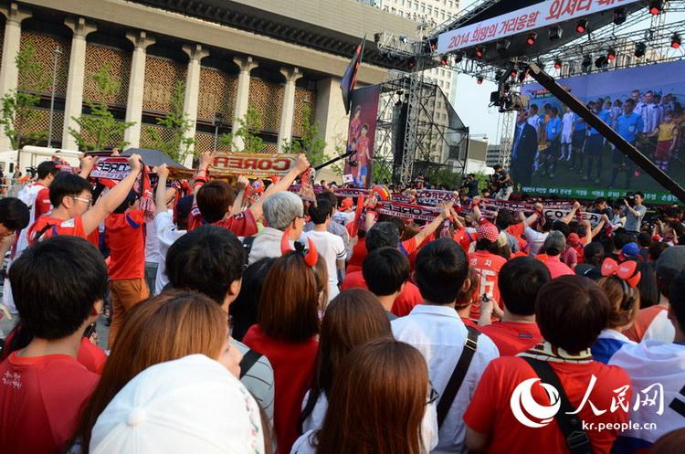 万名首尔市民齐聚光化门广场为韩国足球队加油助威（组图）
