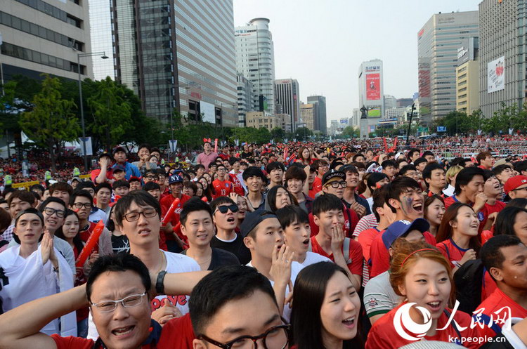 万名首尔市民齐聚光化门广场为韩国足球队加油助威（组图）