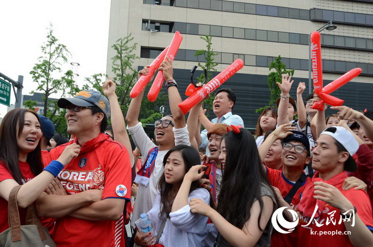 万名首尔市民齐聚光化门广场为韩国足球队加油助威（组图）