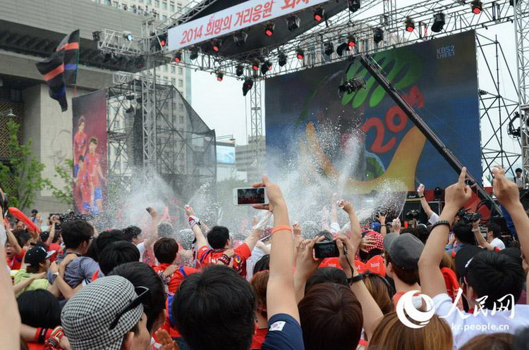 万名首尔市民齐聚光化门广场为韩国足球队加油助威（组图）