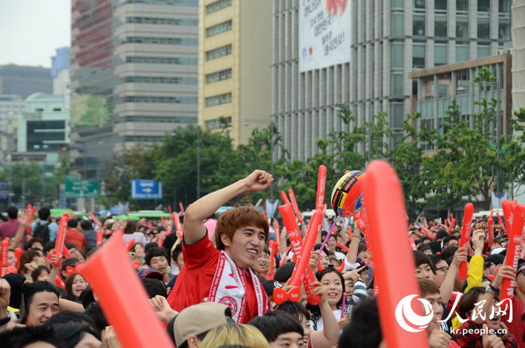 万名首尔市民齐聚光化门广场为韩国足球队加油助威（组图）