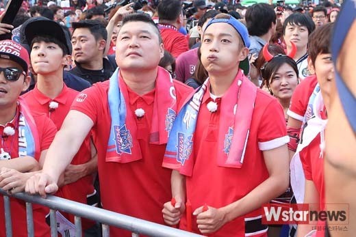 姜虎东、BEAST化身红魔  观战世界杯激动不已（组图）
