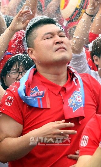 姜虎东、BEAST化身红魔  观战世界杯激动不已（组图）