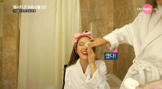 Jessica和Krystal秀完美素颜 令人惊艳（组图）