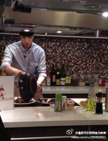 EXO成员LAY中国首次个人行程大秀厨艺（组图）
