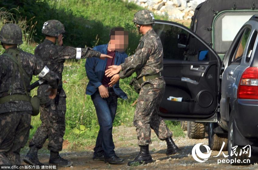 韩士兵杀7战友 一校官被打穿胳膊:其父母劝降中