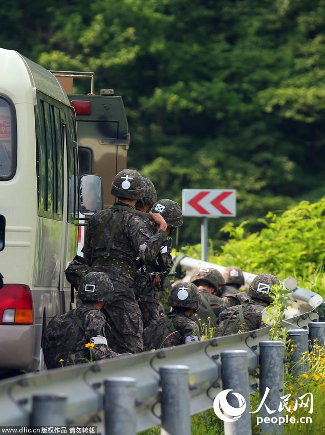 韩士兵杀7战友 一校官被打穿胳膊:其父母劝降中