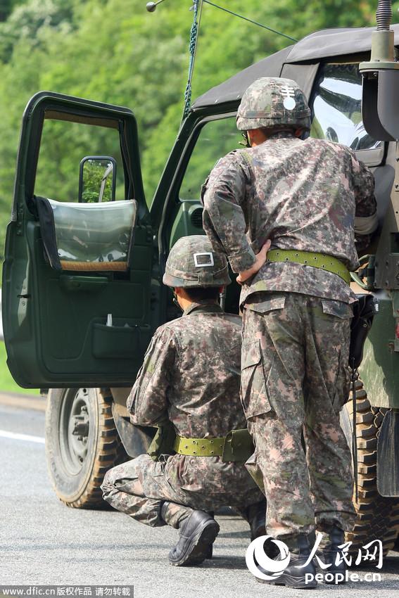 韩士兵杀7战友 一校官被打穿胳膊:其父母劝降中