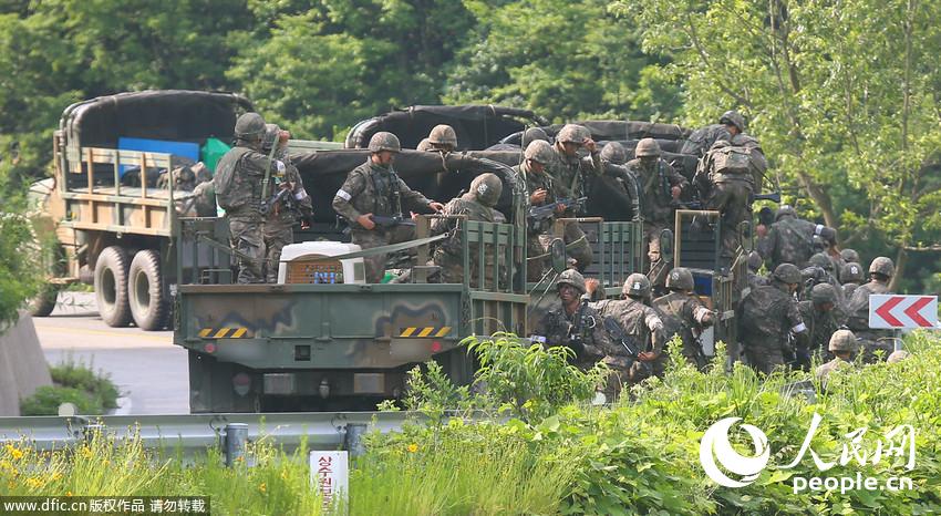 韩士兵杀7战友 一校官被打穿胳膊:其父母劝降中