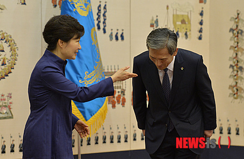朴槿惠向国家安保室长和首席秘书颁发任命状