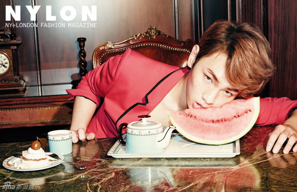 SHINee成员Key时尚写真 尽展神秘感性（组图）