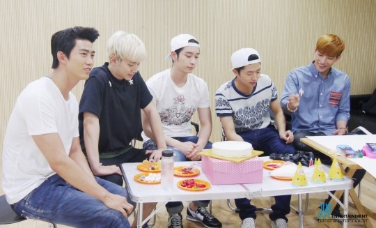 2PM成员为尼坤准备生日宴会 获赞“好有爱”（组图）