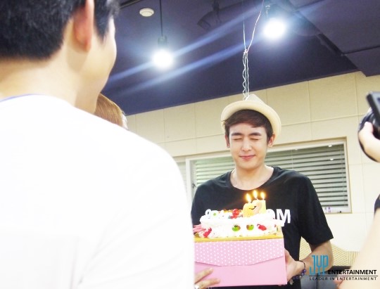 2PM成员为尼坤准备生日宴会 获赞“好有爱”（组图）