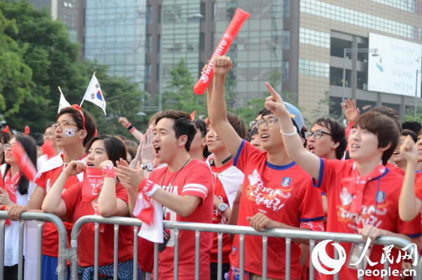 首尔市民们在光化门广场观看韩国队对战比利时队的比赛。