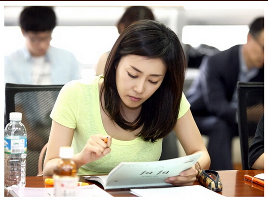 宋允儿郑俊浩加盟新剧《妈妈》 主演剧本阅读照公开（组图）