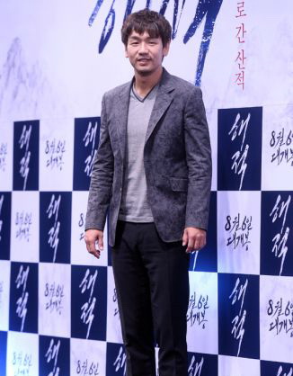 金南佶孙艺珍出席电影《海盗：下海的山贼》制作发布会（组图）