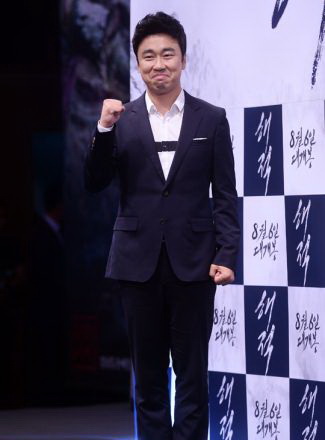 金南佶孙艺珍出席电影《海盗：下海的山贼》制作发布会（组图）