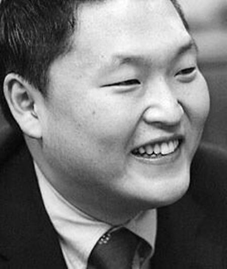 鸟叔十年前青涩照曝光  网友大赞“童颜”可爱