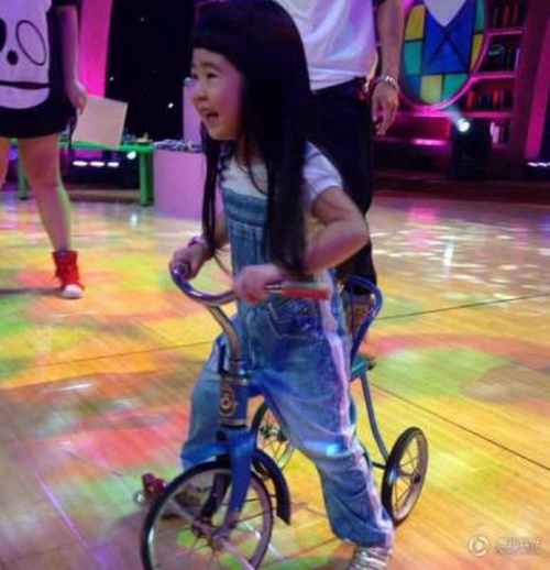 中韩再“联姻”  曹格女儿牵手韩国小眼正太（组图）