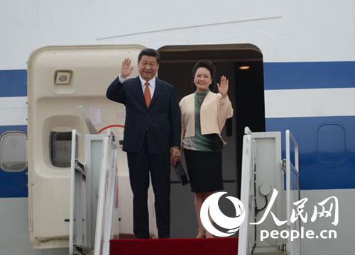 7月3日中午，国家主席习近平和夫人彭丽媛抵达韩国首尔城南机场。 黄海燕 摄