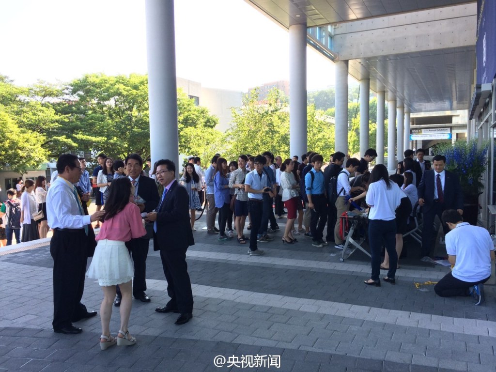 习近平在首尔大学发表演讲 中国留学生热烈欢迎