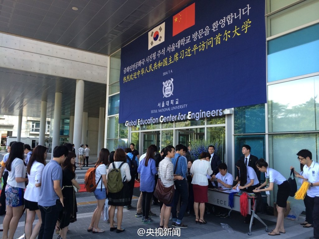 习近平在首尔大学发表演讲 中国留学生热烈欢迎