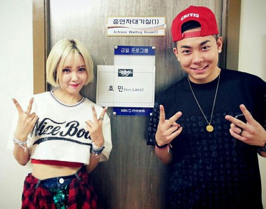 T-ara孝敏晒与歌手Loco待机室亲密合照