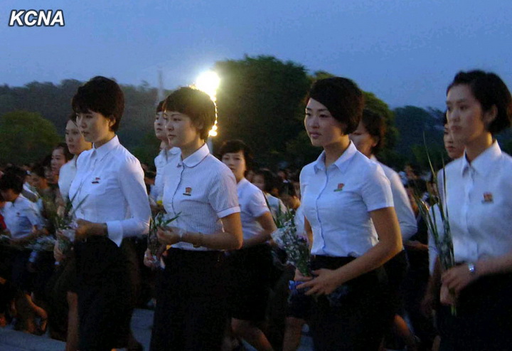 高清：朝鲜各界民众献花纪念金日成逝世20周年