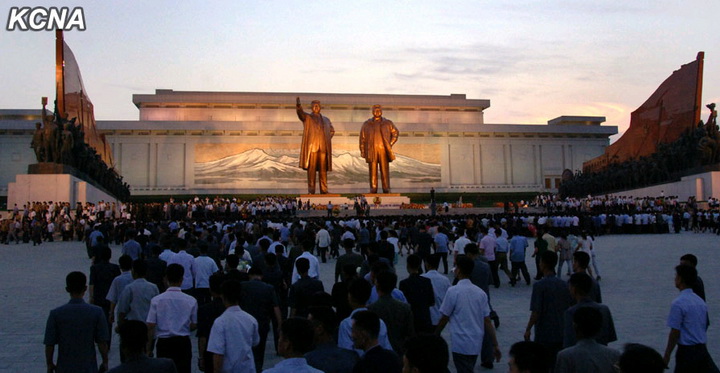 高清：朝鲜各界民众献花纪念金日成逝世20周年