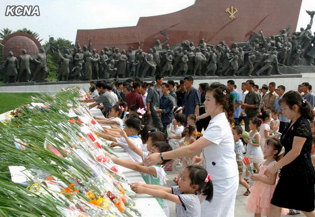 高清：朝鲜各界民众献花纪念金日成逝世20周年