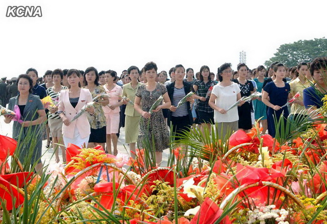 高清：朝鲜各界民众献花纪念金日成逝世20周年