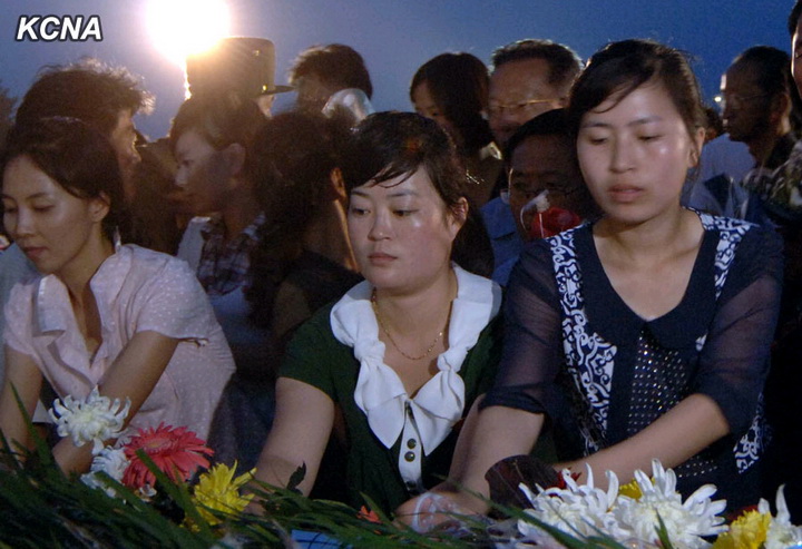 高清：朝鲜各界民众献花纪念金日成逝世20周年
