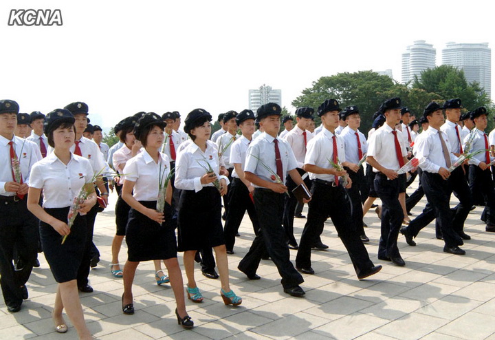 高清：朝鲜各界民众献花纪念金日成逝世20周年