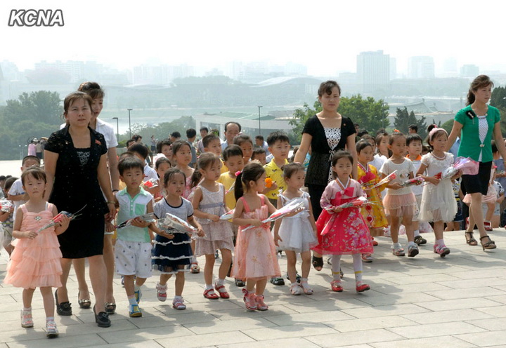 高清：朝鲜各界民众献花纪念金日成逝世20周年