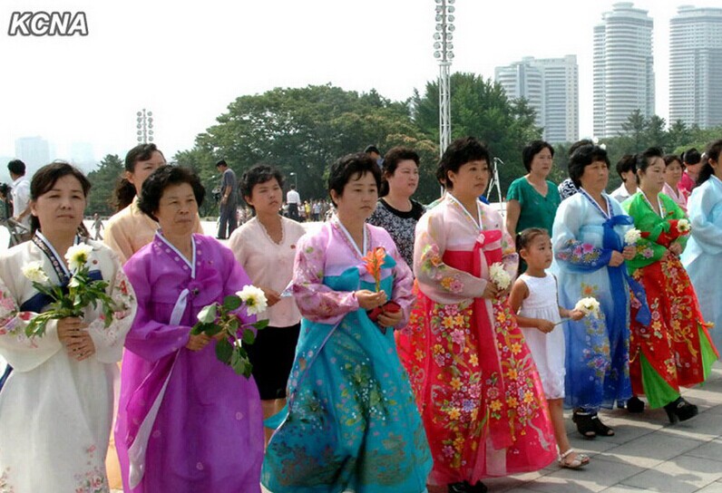 高清：朝鲜各界民众献花纪念金日成逝世20周年