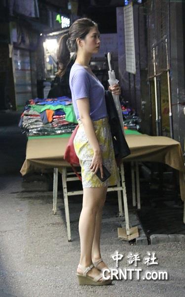 韩国街头美女标配：靓装长腿高跟(组图)