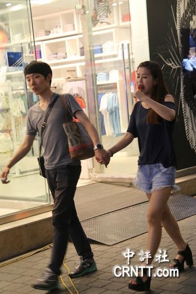 韩国街头美女标配：靓装长腿高跟(组图)