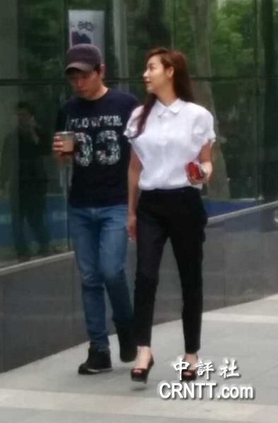 韩国街头美女标配：靓装长腿高跟(组图)