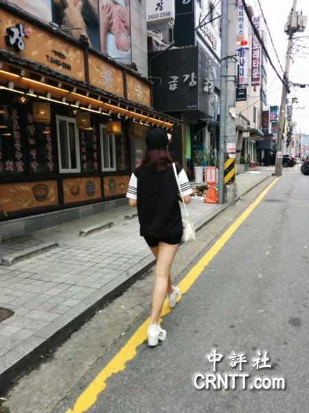 韩国街头美女标配：靓装长腿高跟(组图)