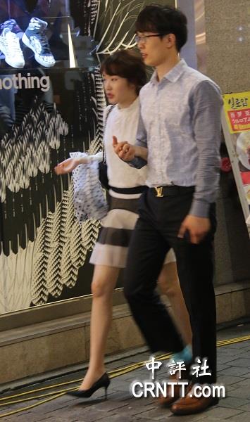 韩国街头美女标配：靓装长腿高跟(组图)