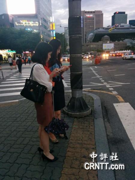 韩国街头美女标配：靓装长腿高跟(组图)