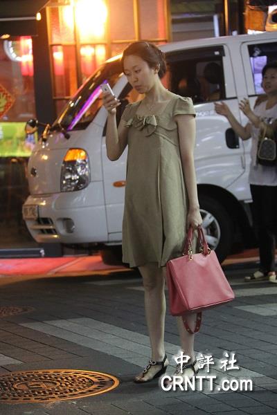 韩国街头美女标配：靓装长腿高跟(组图)