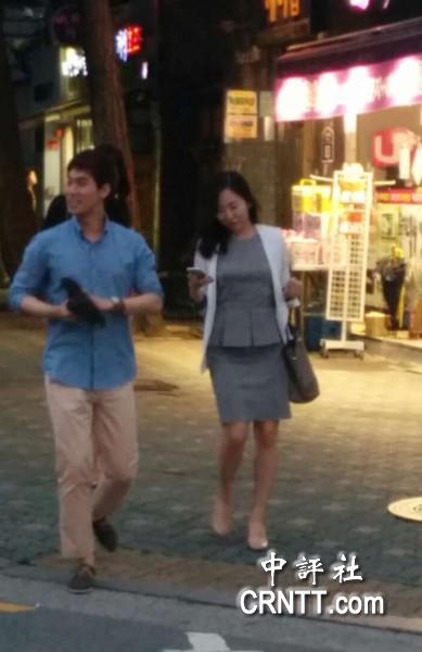 韩国街头美女标配：靓装长腿高跟(组图)