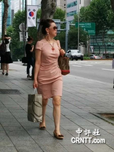 韩国街头美女标配：靓装长腿高跟(组图)
