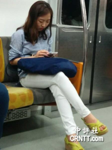 韩国街头美女标配：靓装长腿高跟(组图)